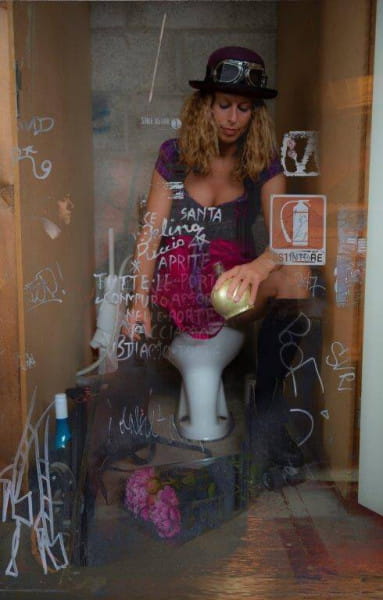 Glasbild Girl on Toilet 100x100